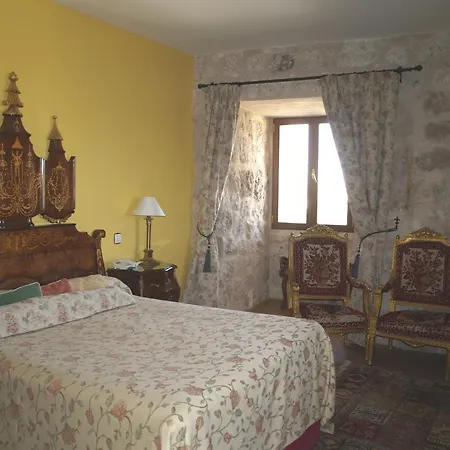מלון Residencia Real Del Castillo De Curiel 4*